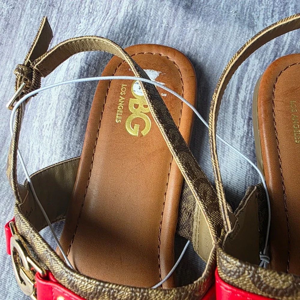 GBG‎ Los Angeles Women's Gold Tan Monogram Red Accent Thong Sandals Size 11M